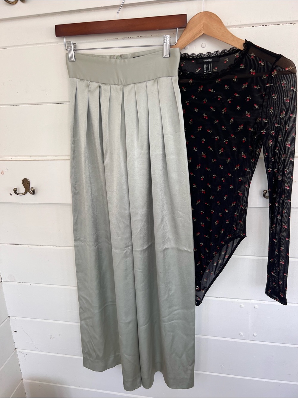 Carmen Marc Valvo Silver Satin Wide Leg Pants
